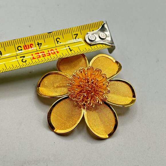 Vintage Mesh Flower Brooch Gold Tone Round Domed Pin with Petals Floral Design - Picture 5 of 5